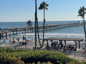 Walk to Beach - KING Apt In #1 Area - AB